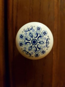 hebergement-campagne-oreilles-delicates-salle-de-bain-poignee-ronde-ornements-placard-rangement   