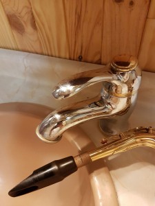 hebergement-campagne-oreilles-delicates-salle-de-bain-robinet-lavabo-bec-saxophone   