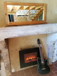 studio-enregistrement-oreilles-delicates-espace-detente-miroir-guitare-cheminee 