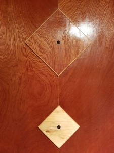 studio-enregistrement-oreilles-delicates-espace-detente-mur-bois-laque-losanges 