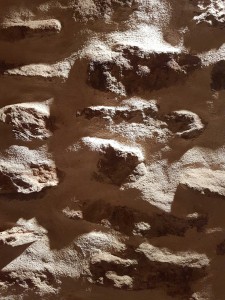 studio-enregistrement-oreilles-delicates-espace-detente-mur-pierres-apparentes-contraste 