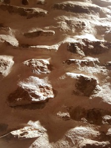 studio-enregistrement-oreilles-delicates-espace-detente-mur-pierres-apparentes-lumiere   