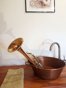 studio-enregistrement-oreilles-delicates-espace-detente-trompette-bain-lavabo-cuivre-serviette        