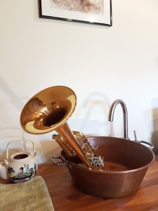 studio-enregistrement-oreilles-delicates-espace-detente-trompette-bain-lavabo-cuivre         