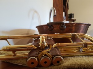 studio-enregistrement-oreilles-delicates-espace-detente-trompette-lavabo-cuivre-serviette           