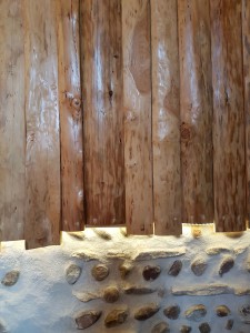 studio-enregistrement-oreilles-delicates-espace-musical-aere-mur-lattes-bois-brut-lumiere-pierres-apparentes                       